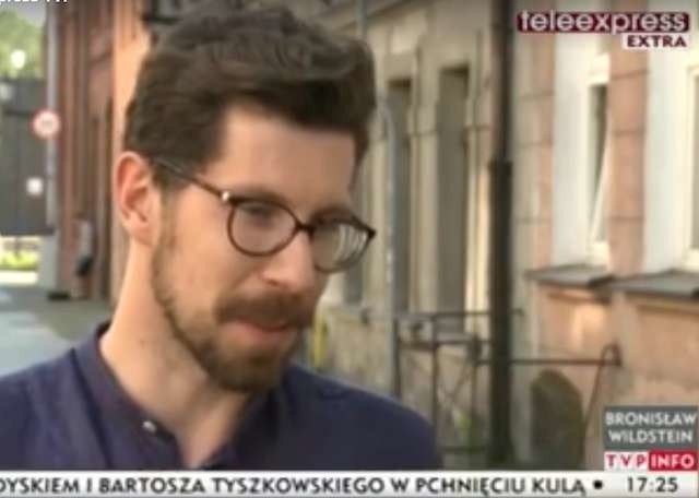 Kamil Snochowski, czyli Literołap,  opowiada przed kamerą o swojej fascynacji starymi napisami na murach.