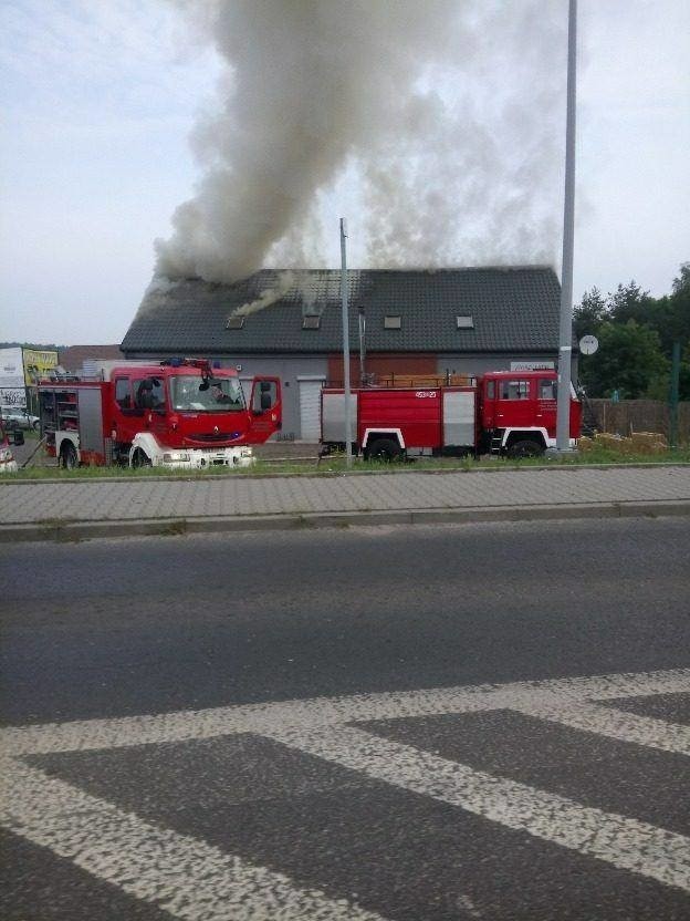Pożar w Knurowie. Pali się budynek handlowo-usługowy ZDJĘCIA