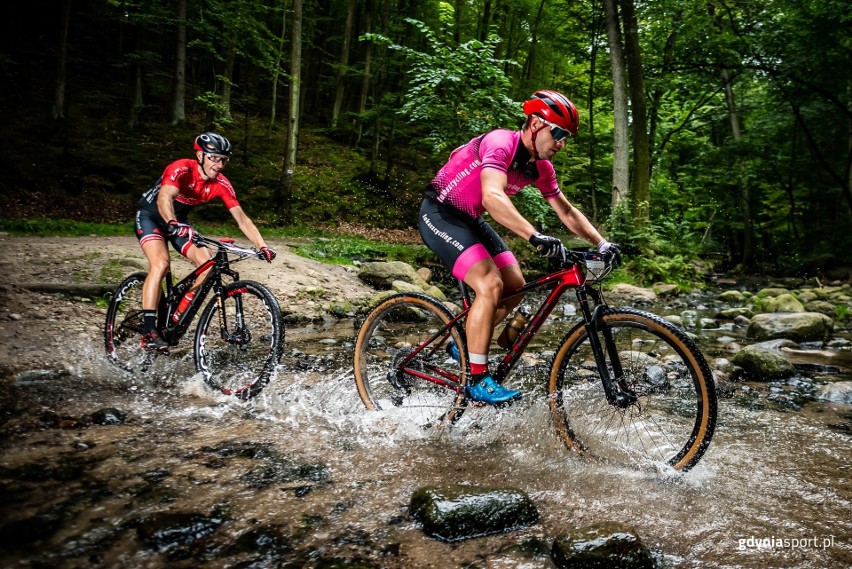 7R CST MTB Gdynia Maraton (20.09.2020). Na trasie w Trójmiejskim Parku Krajobrazowym poznaliśmy mistrzów Polski. Pomoc dla Rity Malinkiewicz