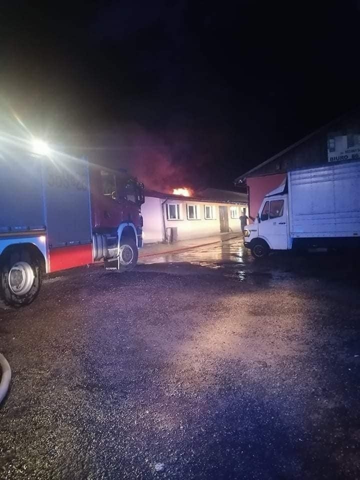 Kownaty. Duży pożar stolarni w gminie Piątnica. Kilkanaście zastępów walczyło w nocy z ogniem [ZDJĘCIA]