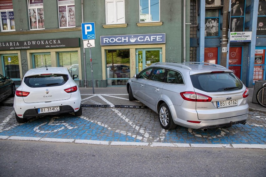 Dokładnie tak wygląda miejsce do parkowania dla osób...
