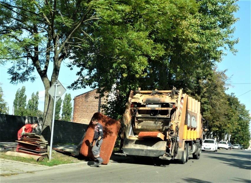 Zbierają wielkogabaryty. Co wyrzucają mieszkańcy? ZDJĘCIA