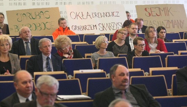 Takie transparenty przywieźli na sesję Sejmiku pracownicy formy mającej oddział w Skarżysku.
