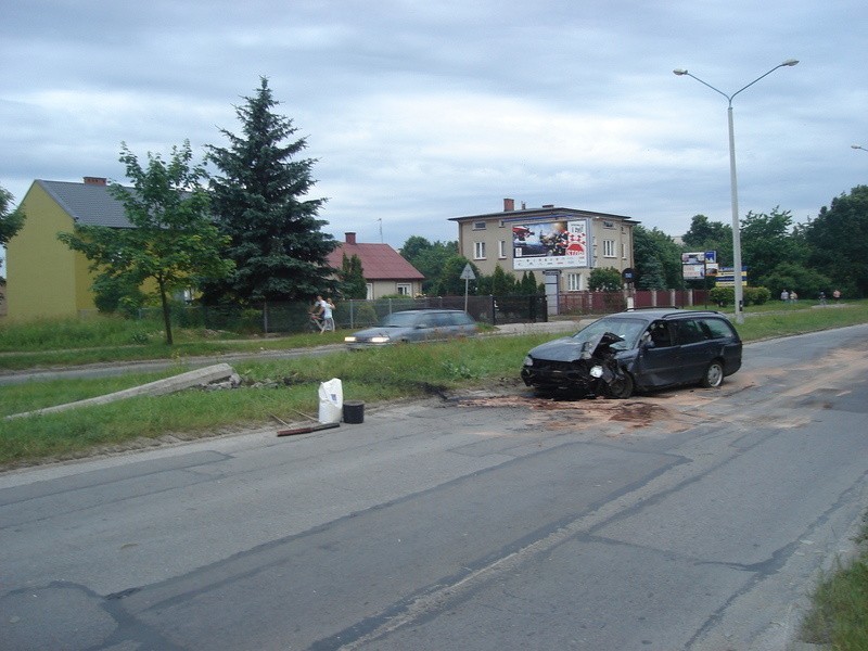 Opel przefrunął nad aleją Grzecznarowskiego (zdjęcia, nowe fakty)