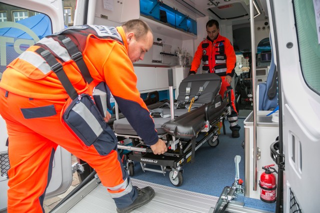 Do ambulansu XXL pacjenta wwozi się po wysuwanej pochylni. Pomaga w tym zamontowana wewnątrz wciągarka