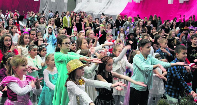 Uczniowie najmłodszych klas szkoły podstawowej w Białobrzegach bawili się na balu zorganizowanym przez Liceum Ogólnokształcące.