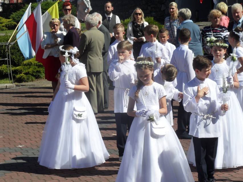 Pierwsza komunia święta w parafii Nawiedzenia NMP w...