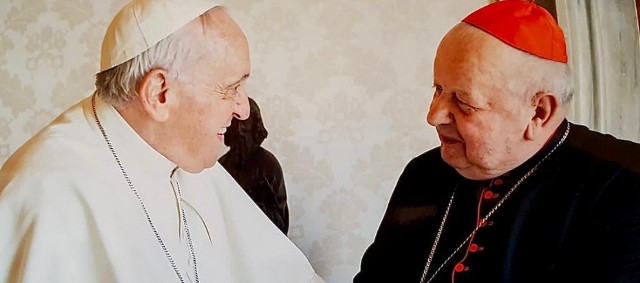 Kardynał Stanisław Dziwisz spotkał się i rozmawiał w Watykanie z papieżem Franciszkiem.