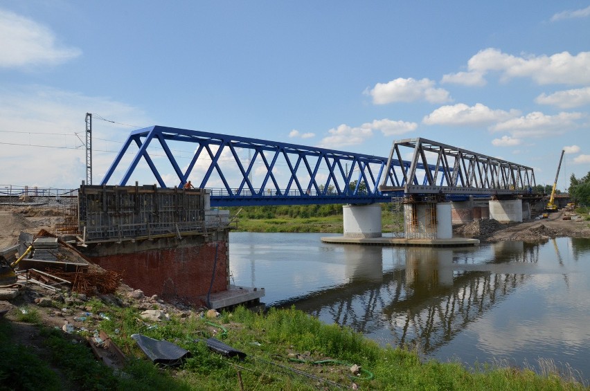 Wrocław: Kolejowa operacja na Odrze. Przesuwają 650-tonowy most (DUŻO ZDJĘĆ)