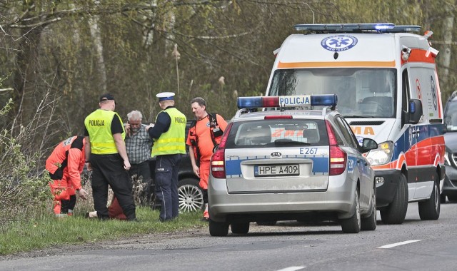 O ogromnym szczęściu może mówić kierująca tico, która na drodze z Zielonej Góry do Cigacic wypadła z drogi. Samochód dachował uderzając w drzewa. Kierującej nic się nie stało.Do zdarzenia doszło w środę (13 kwietnia) na trasie z Zielonej Góry do Cigacic. Kierująca tico na prostym odcinku drogi wpadła w poślizg, straciła panowanie nad samochodem i wypadła z drogi uderzając w drzewa. Auto na koniec dachowało zatrzymując się na grubym pniu.Na miejsce wezwano pogotowie. Kierująca została zbadana i okazało się, że nic poważnego jej się nie stało. Z bardzo groźnego zdarzenia wyszła bez szwanku. 