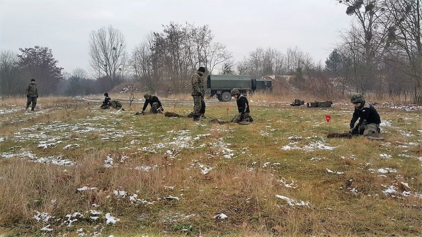 Młodzież uczyła się, jak wykonać stanowisko ogniowe,...