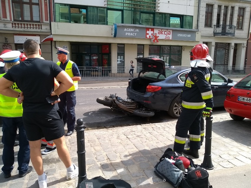 Wypadek w centrum Wrocławia. Motocykl wbił się pod BMW [ZDJĘCIA]