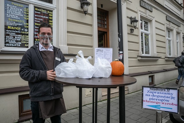 Kraków - restauracje w dobie koronawirusa. Zamawianie na wynos lub dowóz - to teraz główny sposób ratowania knajp.