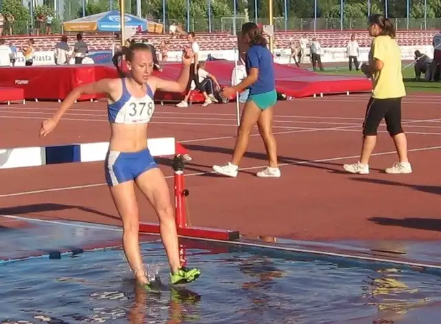 Julia Serafinowska w biegu na 2000 m z przeszkodami.