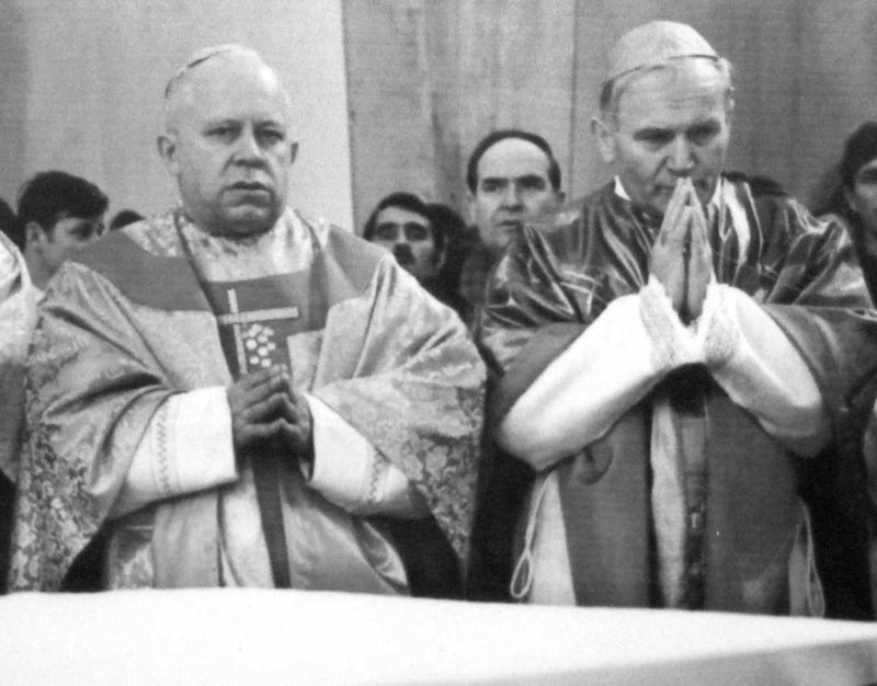 Biskup Ignacy Tokarczuk przy arcybiskupie Karolu Wojtyle na...