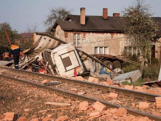 Jak ustalił wstępnie Daniel Pańczyszyn rzecznik policji w Lęborku, pociąg zderzył się z ciężarówką na przejeździe kolejowym. Co najmniej 5 z 7 wagonów uległo wykolejeniu i przewróciło się na bok lub na dach.