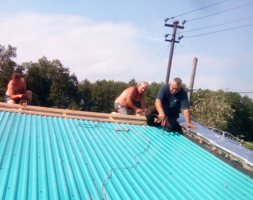 Charytatywna ekipa budowlana na dachu domu w Ciecierzynie,...