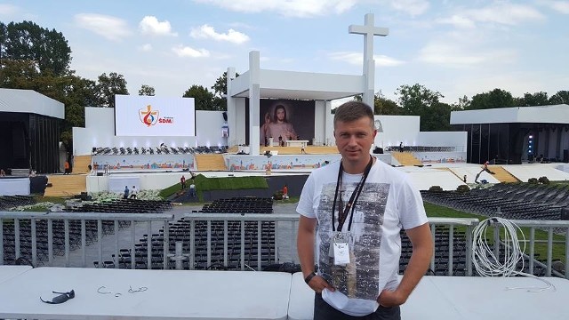 Arkadiusz Bąk na krakowskich Błoniach.  Nadzoruje podczas Światowych Dni Młodzieży projekt budowy sieci  energetycznej.