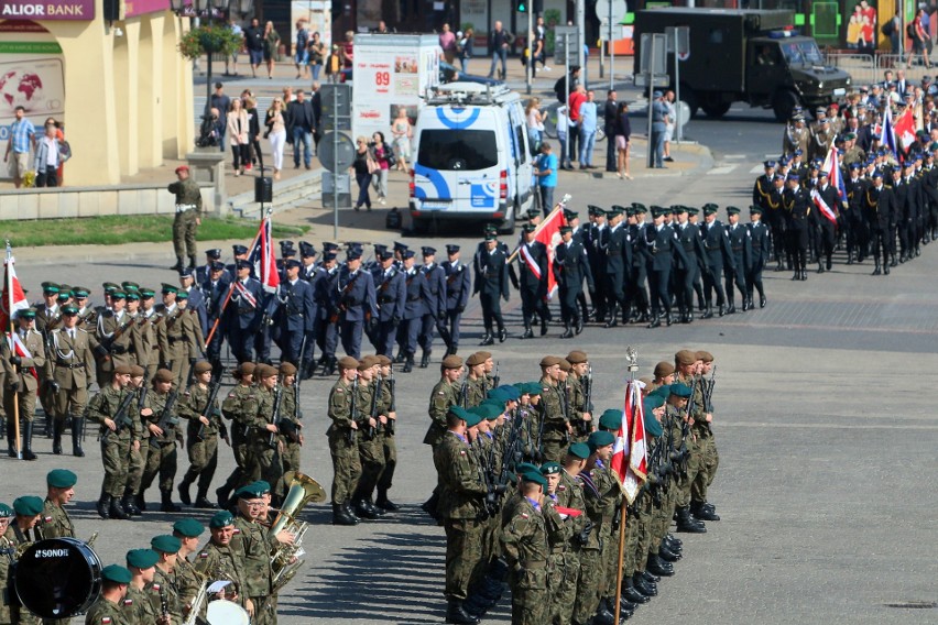 Obchody Święta Wojska Polskiego w Lublinie. Defilada i piknik patriotyczny na błoniach pod Zamkiem