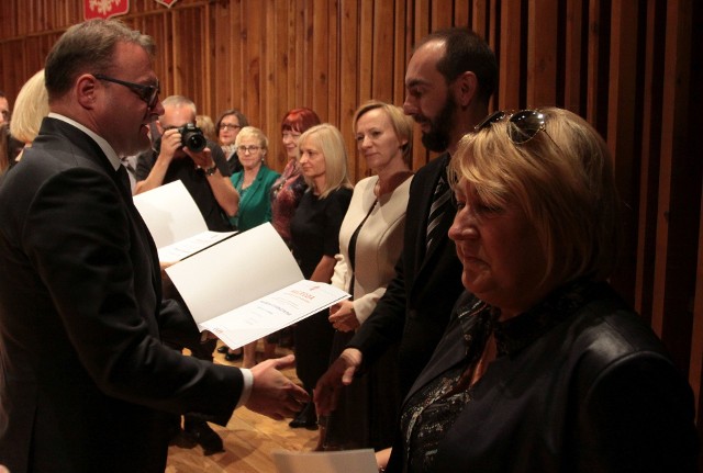 Najlepsi nauczyciele otrzymali nagrody Prezydenta Radomia. Uroczystość odbyła się w sali Zespołu Szkół Muzycznych.