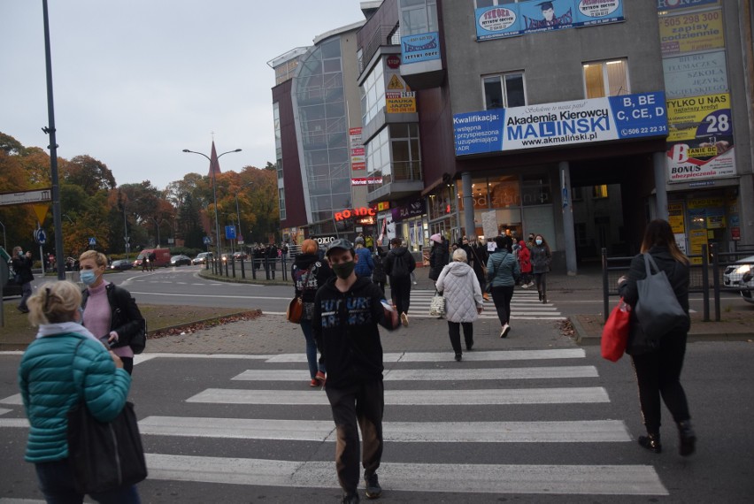 Do protestu kobiet w Stargardzie dołączyło wielu mężczyzn. "Chcemy wybór", "je*** PiS", "Zajmijcie się ciałem Chrystusa". Zablokowane rondo