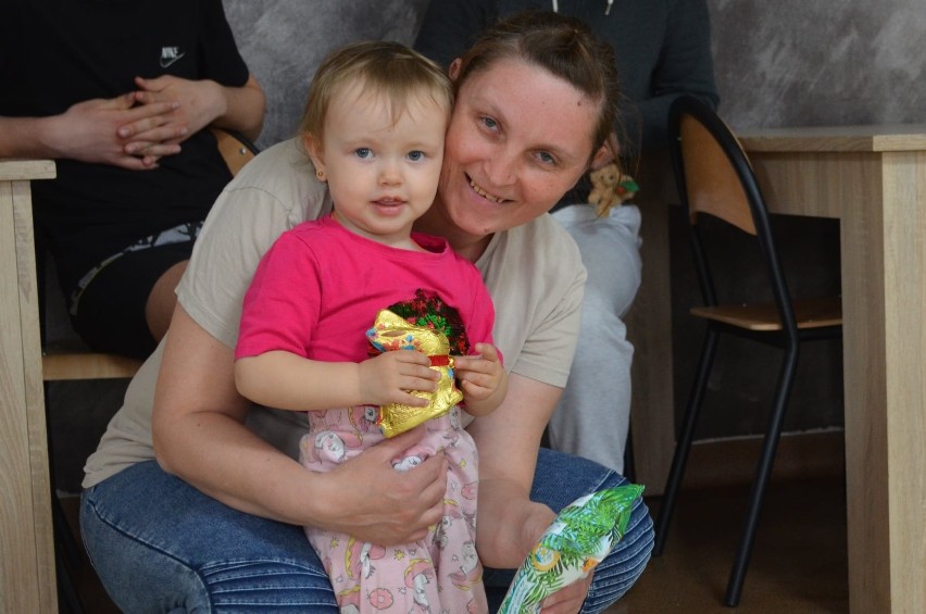 Powiat makowski pomaga Ukrainie. Starosta odwiedził uchodźców, złożył życzenia i przekazał świąteczne upominki
