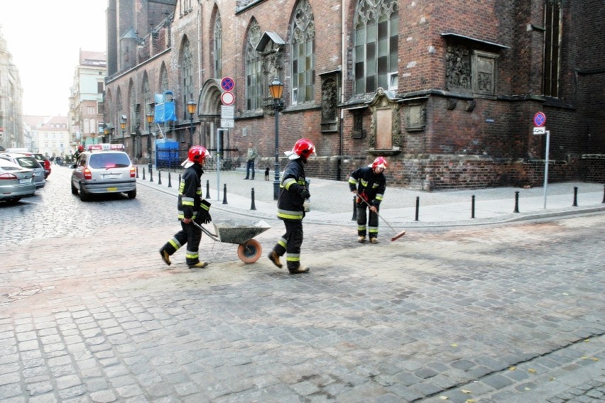 Wrocław: Olej spożywczy sparaliżował centrum. Zamknięte ulice, to nie żart (ZDJĘCIA)