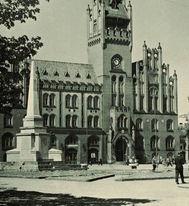 Unikatowe zdjęcie pomnika. Prawdopodobnie lata 50. ubiegłego wieku.