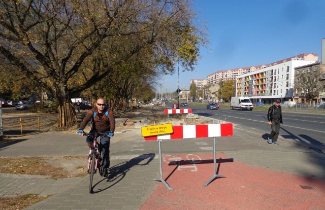 Na ul. Zgierskiej chodnik i rowerowa droga powstają od nowa na odcinku od ul. Adwokackiej do Pojezierskiej.