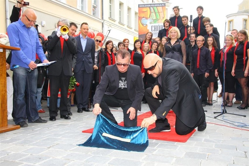 Kombii odslania gwiazde na Rynku w Opolu. To 25. gwiazda w...