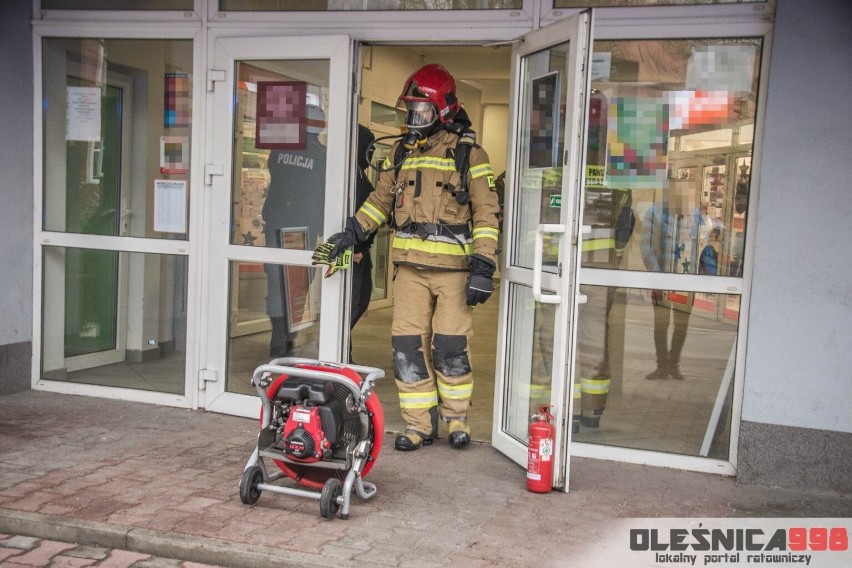  Pożar w domu handlowym w centrum Oleśnicy [ZDJĘCIA]