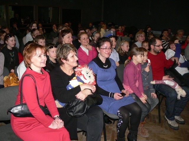 (od lewej) Joanna Szmuc, dyrektor Katolickiej Szkoły Podstawowej i Krystyna Wrońska, była dyrektor Przedszkola nr 4 w Tarnobrzegu ze swoją lalką