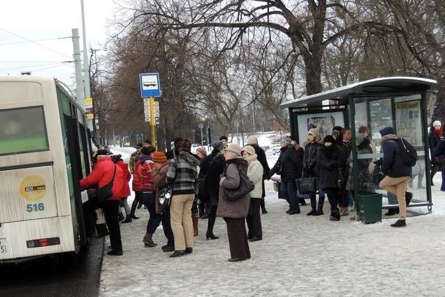 Rozkłady jazdy na przystanku autobusowym przy placu Rapackiego zostały już uzupełnione 