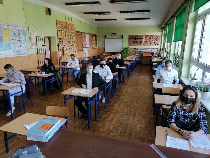 Próbna Matura 2021. Uczniowie Zespołu Szkół Zawodowych w Skalbmierzu po długiej przerwie znów zasiedli w szkolnych ławkach (ZDJĘCIA)