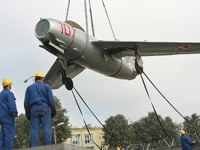 LiM 2 waży 2354 kg. Dziś za pomocą dźwigu został przetransportowany z terenu WZU gdzie zajmowano się jego odtworzeniem na postument przy pomniku Lotników