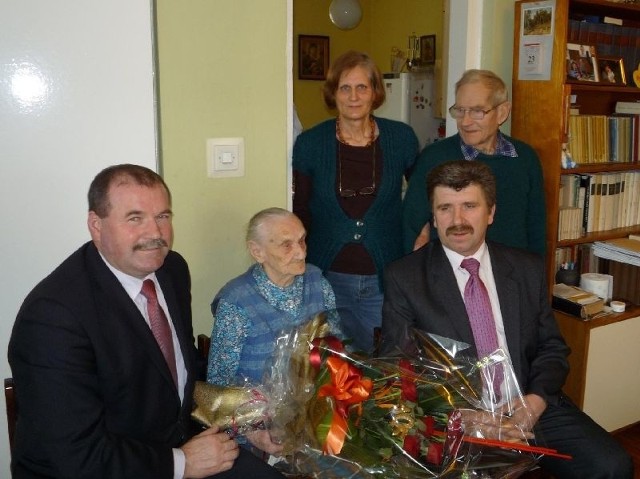 Mariannie Jaskólskiej życzenia złożyli Tadeusz Soboń (z lewej), wójt Oksy i Zbigniew Bełtowski, przewodniczący Rady Gminy.