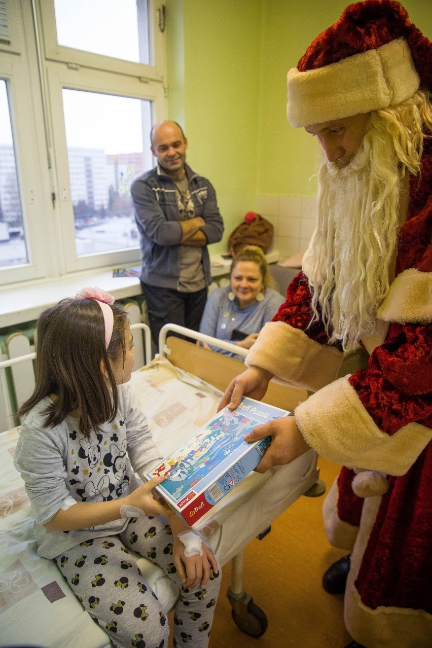 Mikołaj w mundurze odwiedził Uniwersytecki Dziecięcy Szpital...