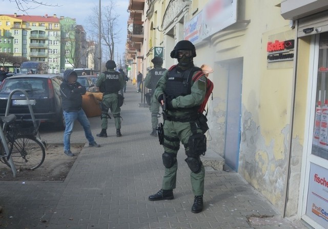 Do sklepu z dopalaczami policjanci weszli w miniony wtorek. Musieli użyć ciężkiego sprzętu, by sforsować drzwi