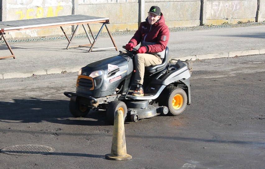 WOŚP 2020 Gorlice. Wielkoorkiestrowy kręciołek z wyścigiem kosiarek. Na starcie stanęły też poczciwe maluchy i motory z koszem [FOTO, WIDEO]