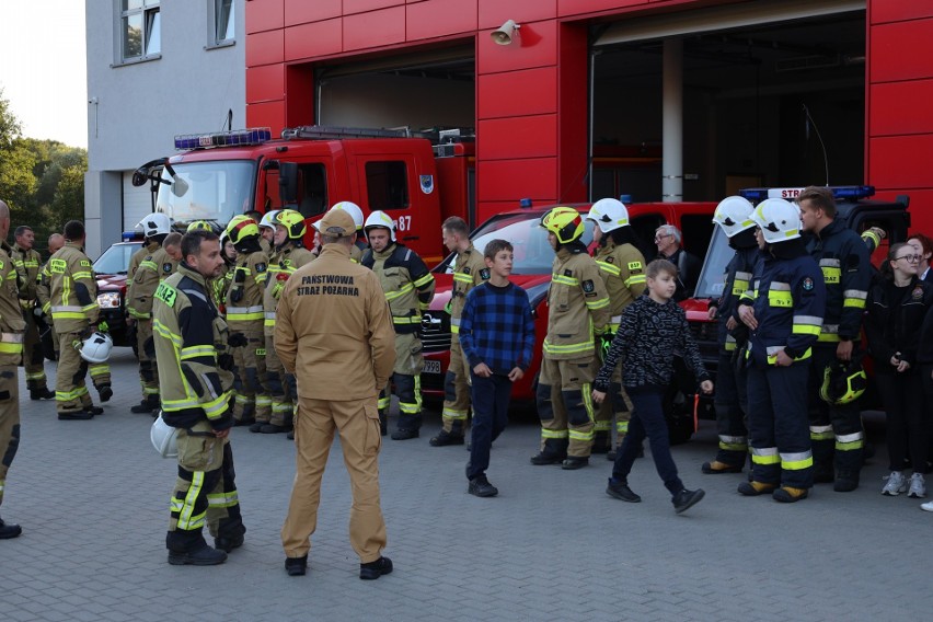 W spotkaniu pod remizą wzięli udział strażacy z OSP i z PSP