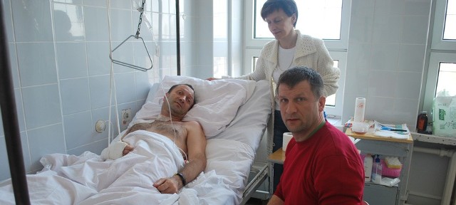 Aspirant Andrzej Waszczak ciągle jeszcze przebywa w szpitalu. Na zdjęciu z rodzeństwem: Elżbietą Czarnecką i Zbigniewem Waszczakiem