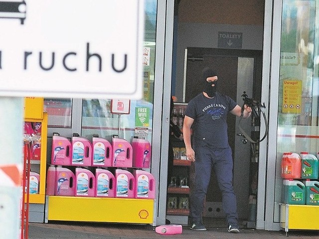 Tak w maju wyglądał ćwiczeniowy scenariusz napadu na stację paliw przy ul. Kasprzaka. Teraz życie napisało własny...