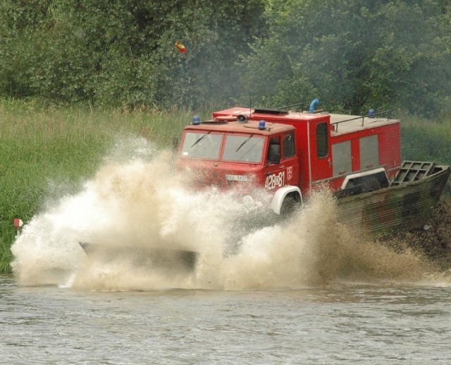 Efektownie wyglądał transport przez rzekę strażackich wozów
