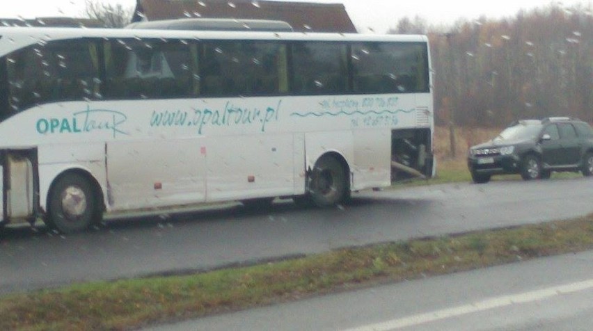 Wypadek na Strykowskiej! Autokar z dziećmi zderzył się z samochodem osobowym [zdjęcia]