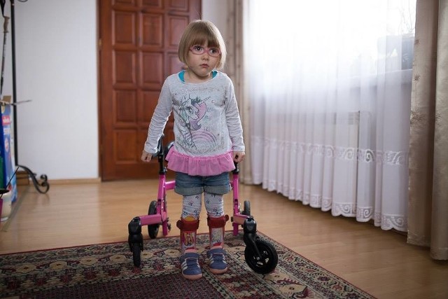 Mała Laurka marzy, żeby mieć zdrowe nogi i nie potrzebować chodzika