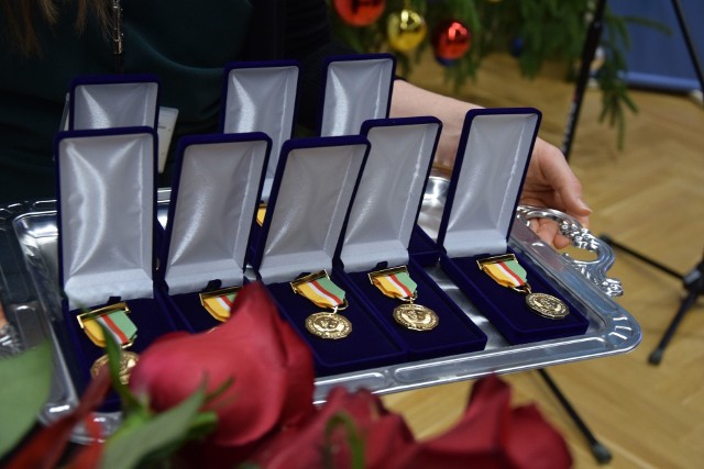 W urzędzie marszałkowskim w poniedziałek, 17 grudnia odbywa się II zwyczajna sesja Sejmiku Województwa Lubuskiego. Siedmioro Lubuszan otrzymało Odznaki Honorowe za Zasługi dla Województwa Lubuskiego.