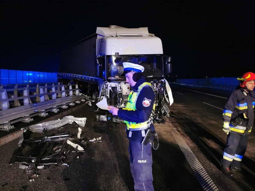 Poważny wypadek ciężarówki na autostradzie A1 w miejscowości Czerniewiczki. Trasa zablokowana