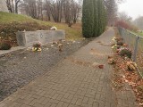 Potłuczone znicze i porozrzucane kwiaty przy Pomniku Ofiar Katyńskich w Lublinie