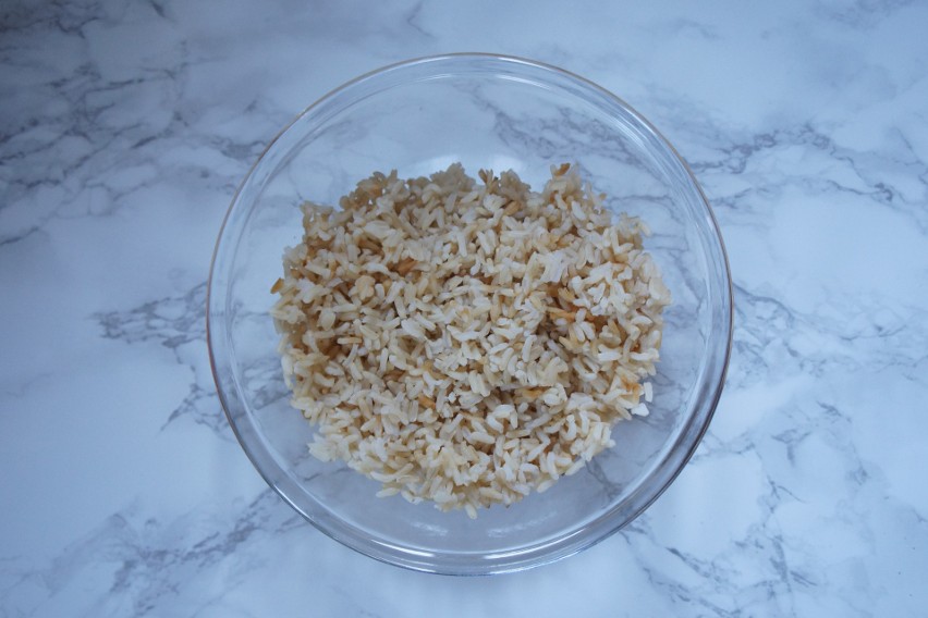 Brązowy ryż można wcześniej ugotować lub użyć pozostałości z...