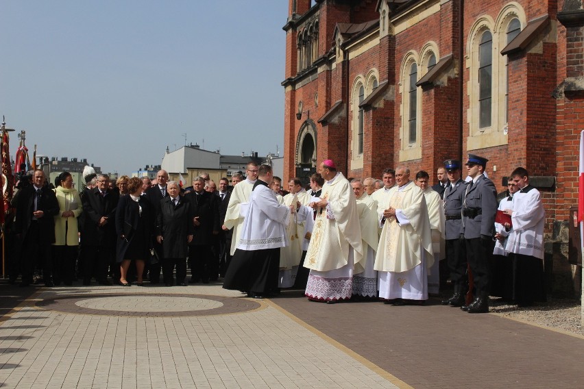 Tablicę pamiątkową ku czci ofiar katastrofy smoleńskiej...